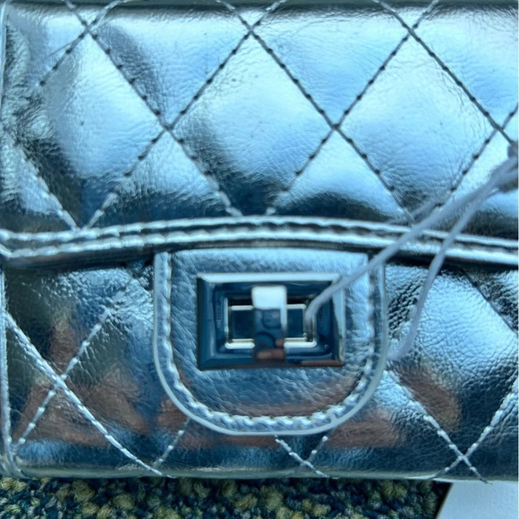 Urban Expressions Shantel Quilted Silver Wallet Locking - Picture 3 of 3